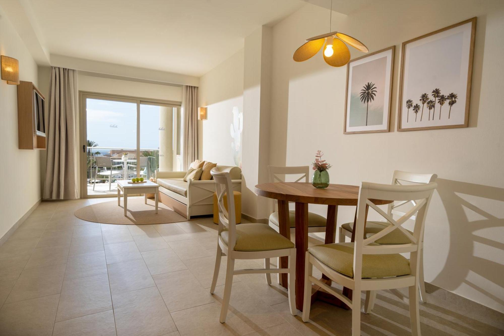 Suite Premium con Vista sulla Piscina e Terrazza